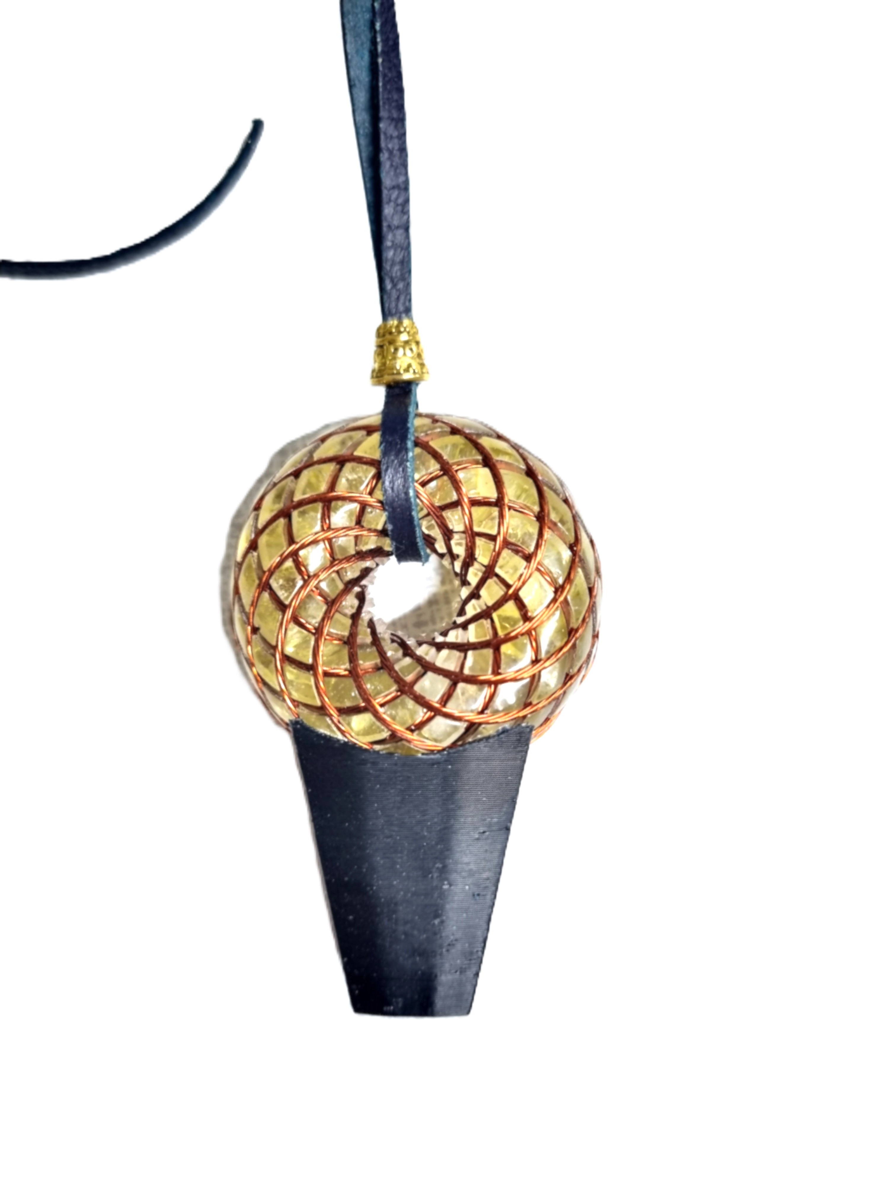 Z-KOLYE Enerjik hizalama ve denge için hazırlanmış bu toroidal kristal kolye EMF korumasını, hücresel yenilenmeyi ve genel canlılığı artırır.