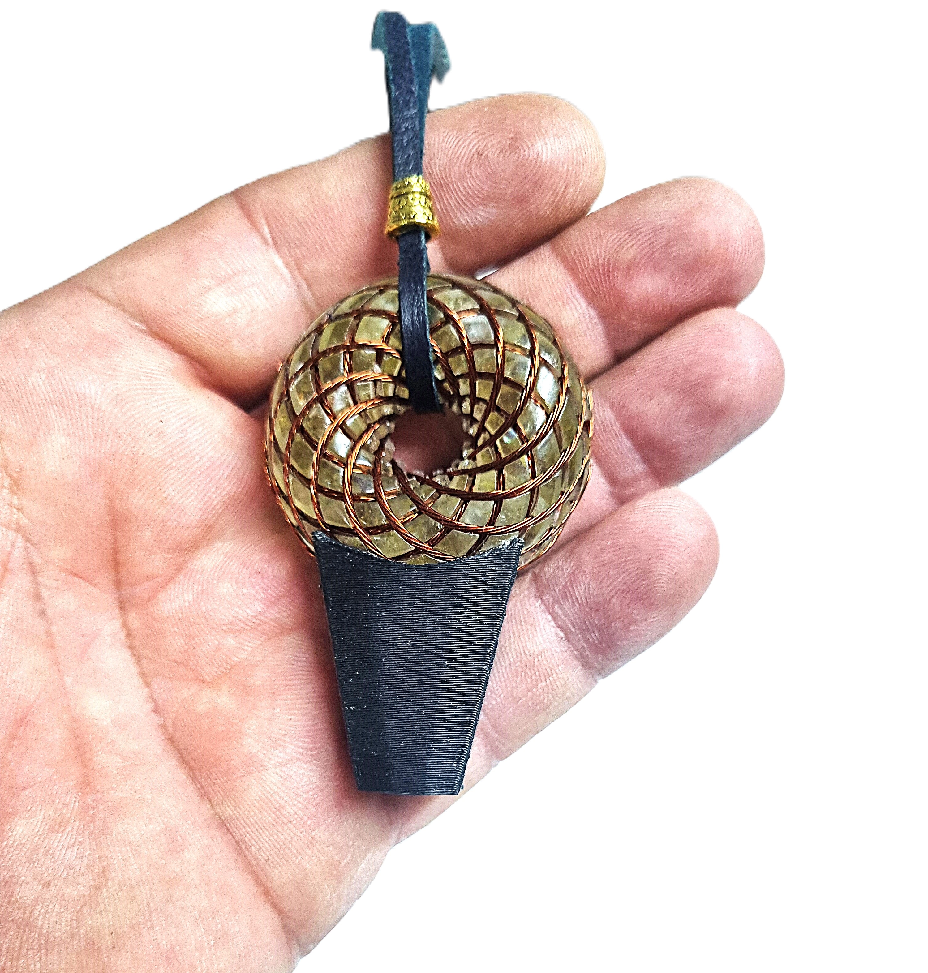 Z-KOLYE Enerjik hizalama ve denge için hazırlanmış bu toroidal kristal kolye EMF korumasını, hücresel yenilenmeyi ve genel canlılığı artırır.