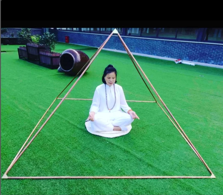 Giza Piramit.  Meditasyon, Gevşeme sakinleşmek, kişisel enerjiyi, çakraları geliştirmek, Bakır piramit ile Meditasyon yapan insanlar, bilinçalt daha derin ve...