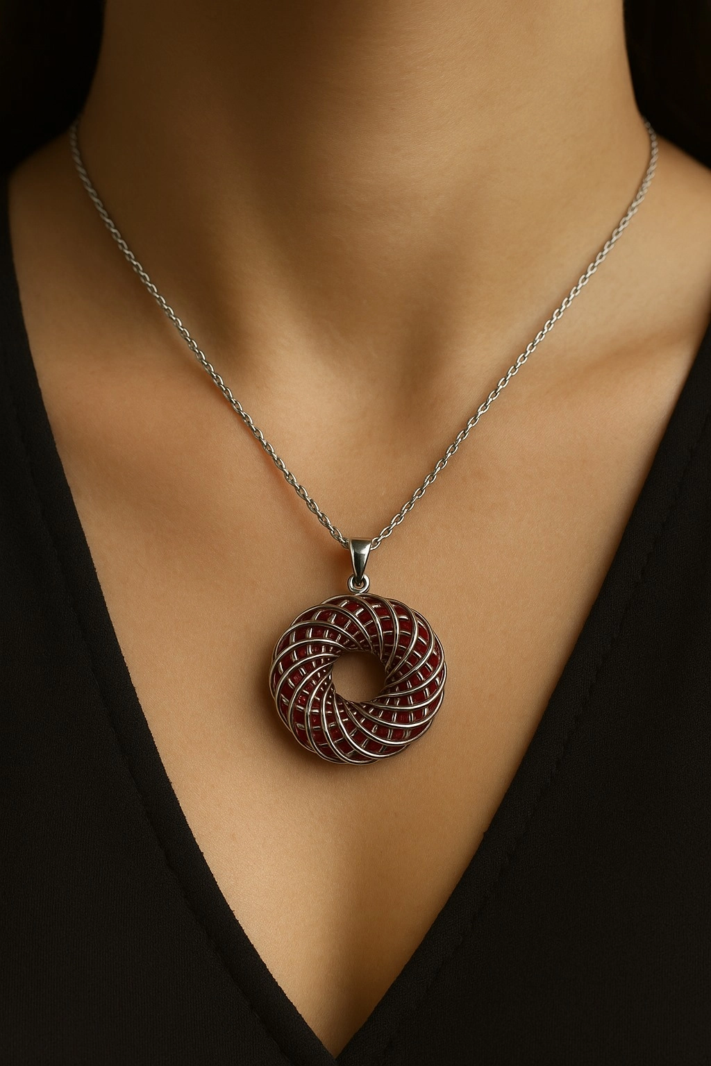 Z-KOLYE Enerjik hizalama ve denge için hazırlanmış bu toroidal kristal kolye EMF korumasını, hücresel yenilenmeyi ve genel canlılığı artırır.