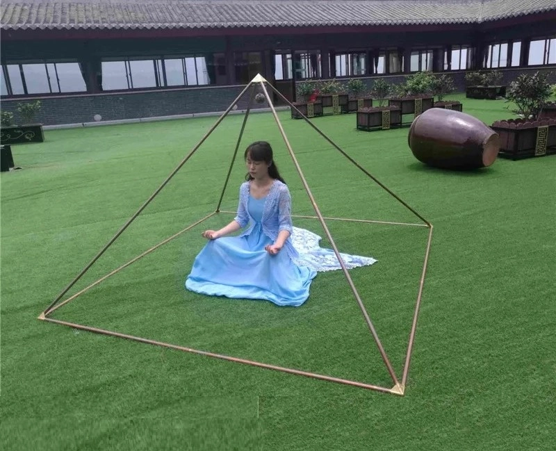 Giza Piramit.  Meditasyon, Gevşeme sakinleşmek, kişisel enerjiyi, çakraları geliştirmek, Bakır piramit ile Meditasyon yapan insanlar, bilinçalt daha derin ve...